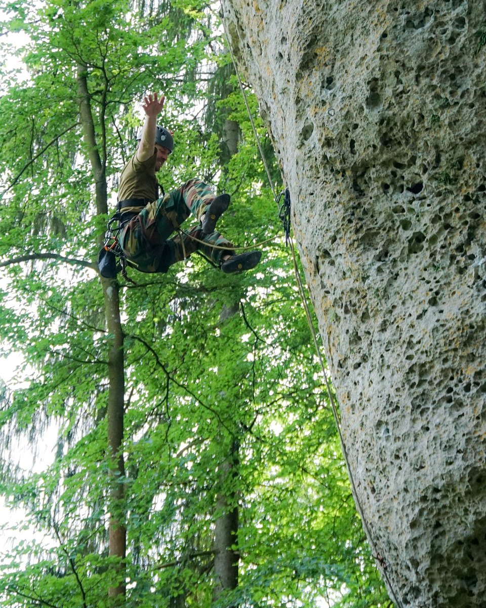 Soldat klettert am Kalkfels im Wald