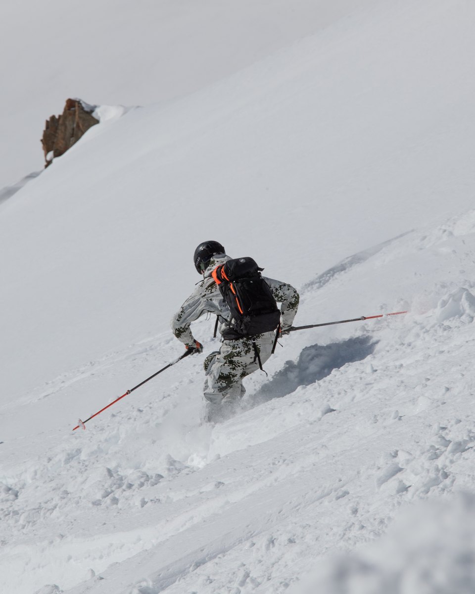 Skifahrer in Schneetarn im steilen Tiefschnee, von hinten gesehen