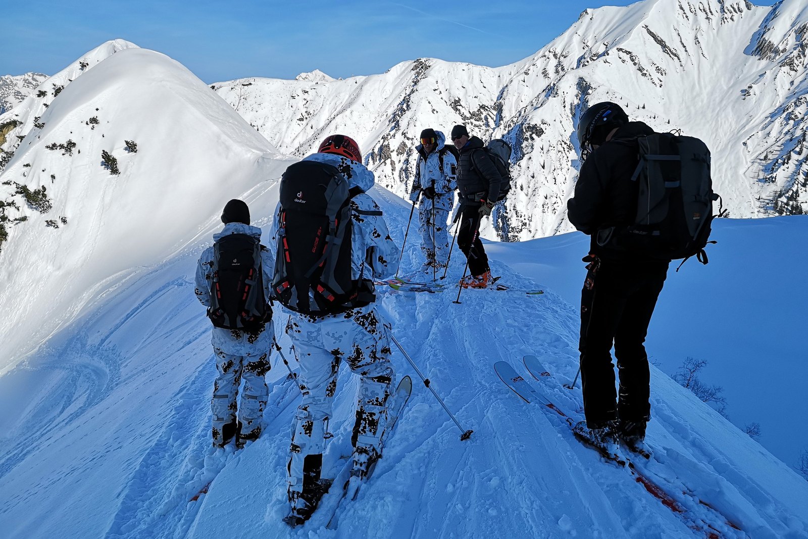 Gruppe auf Skitour am Schneegrat, Blick in die Berge