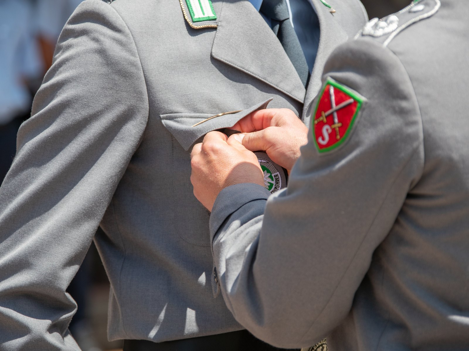 Bei der Ernennung wird das Heeresbergführerabzeichen an die Uniform geheftet