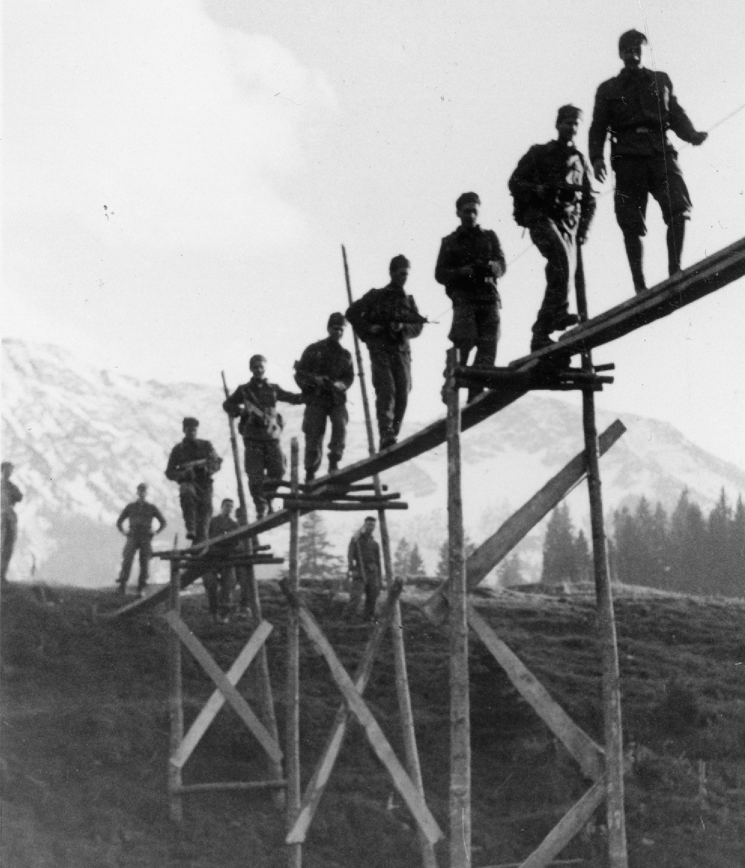 Schwarz-Weiß-Aufnahme: Soldaten des ersten Lehrgangs 1958/59 stehen auf einem hohen Holzsteg