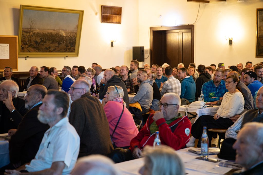 Festakt: dicht besetzte Reihen im Saal, Blick zur Bühne