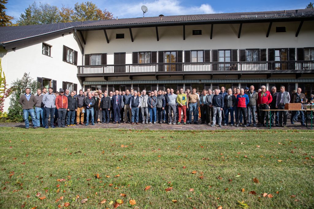 Festakt: Gruppenfoto der Teilnehmer vor dem Haus auf der Wiese