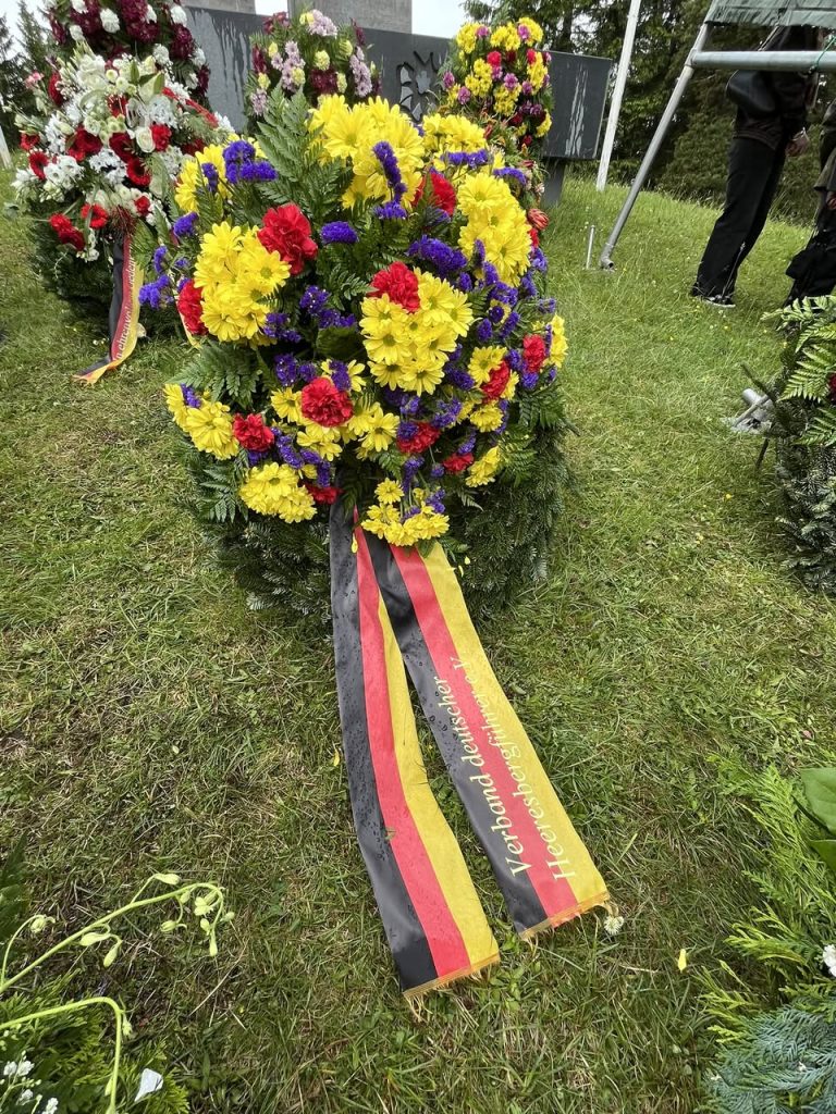 Kranz mit schwarz-rot-goldener Schleife des Verbands deutscher Heeresbergführer am Ehrenmal