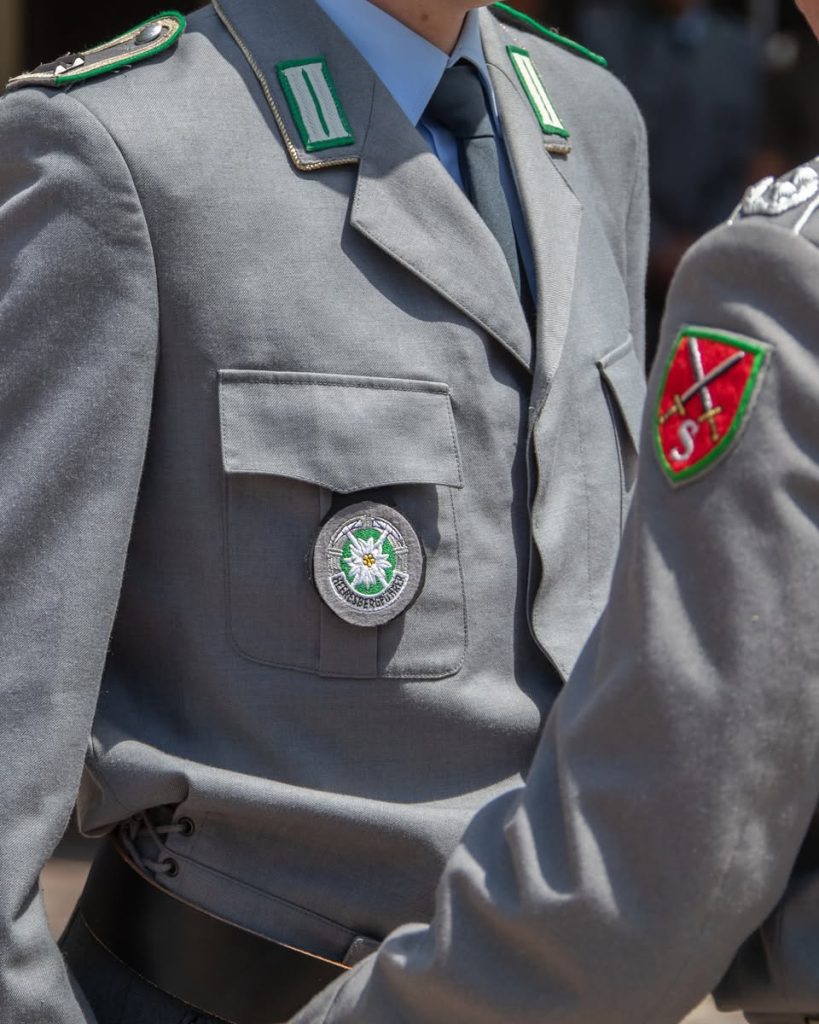 Uniformjacke mit Heeresbergführer-Abzeichen mit Edelweiß auf der Brusttasche
