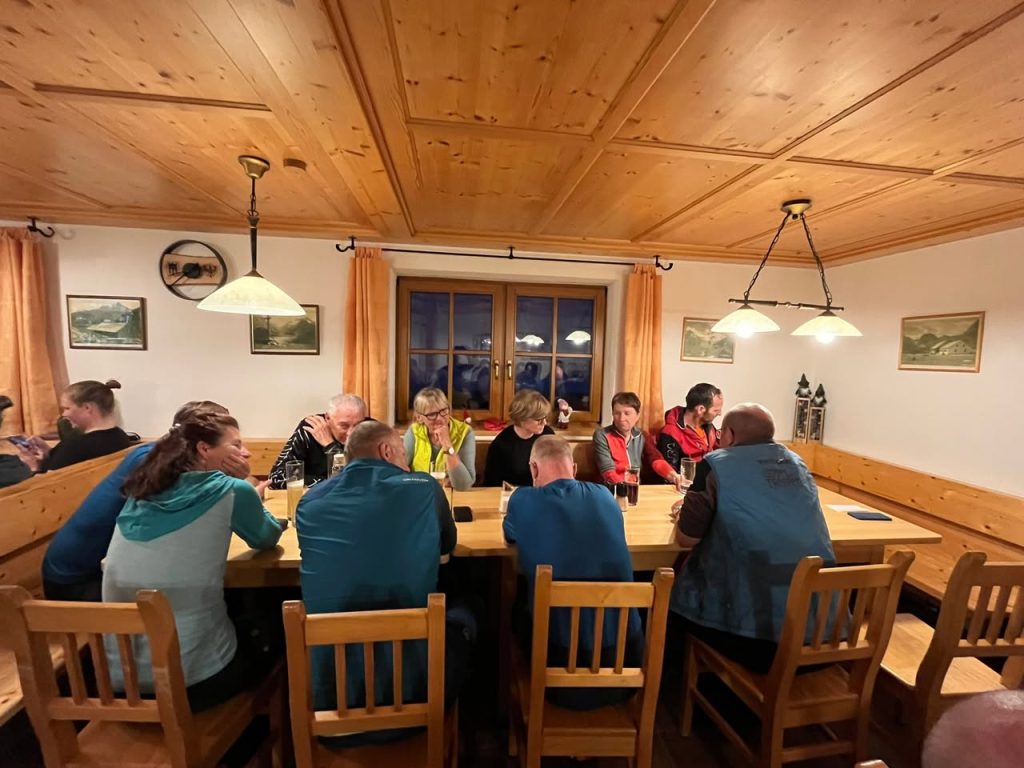 Gesellige Runde am Tisch in der holzgetäfelten Gaststube