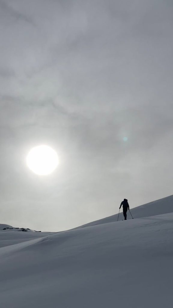 Frühjahrstreffen 2026: Skitourengeher als Silhouette am Hang gegen die Sonne